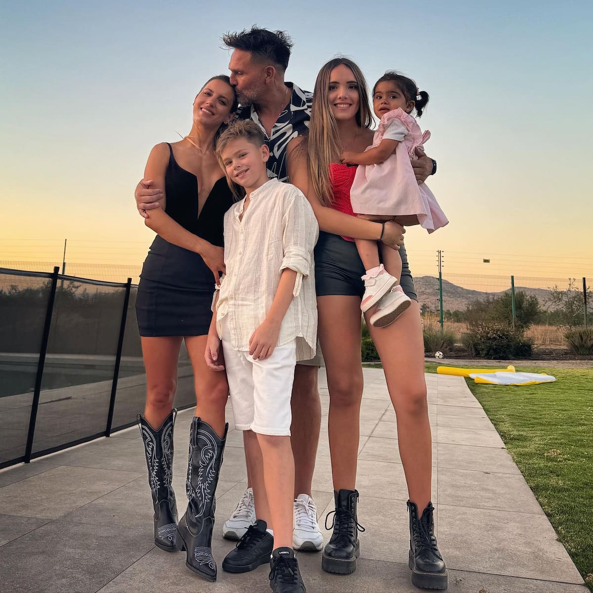 Lucila Vit y Rafa Olarra junto a su familia.