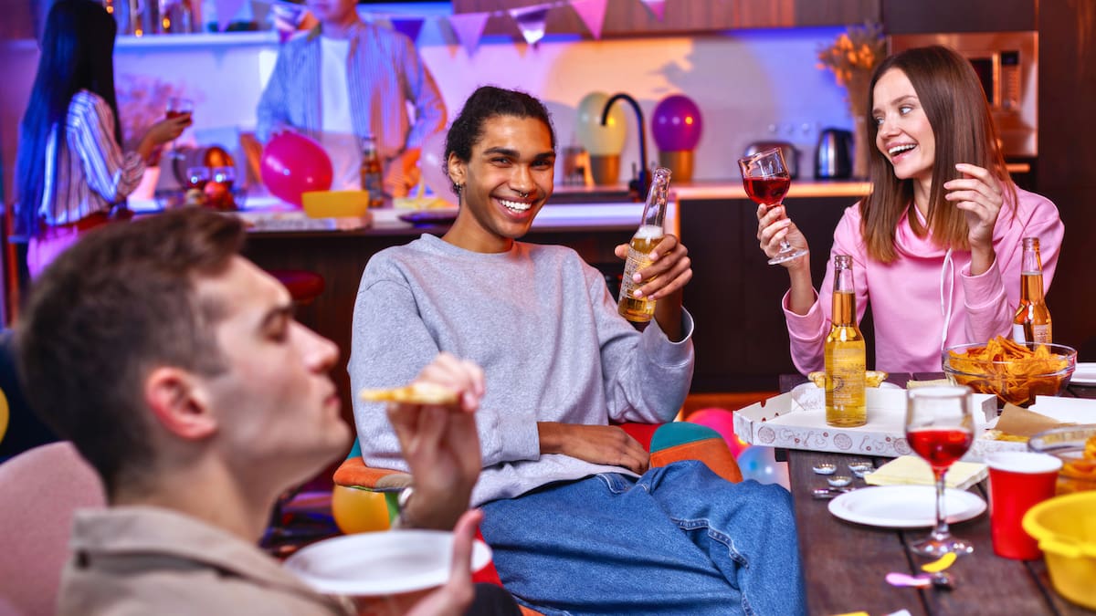El restobar que ofrece más de 300 juegos de mesa para capear el frío en Santiago