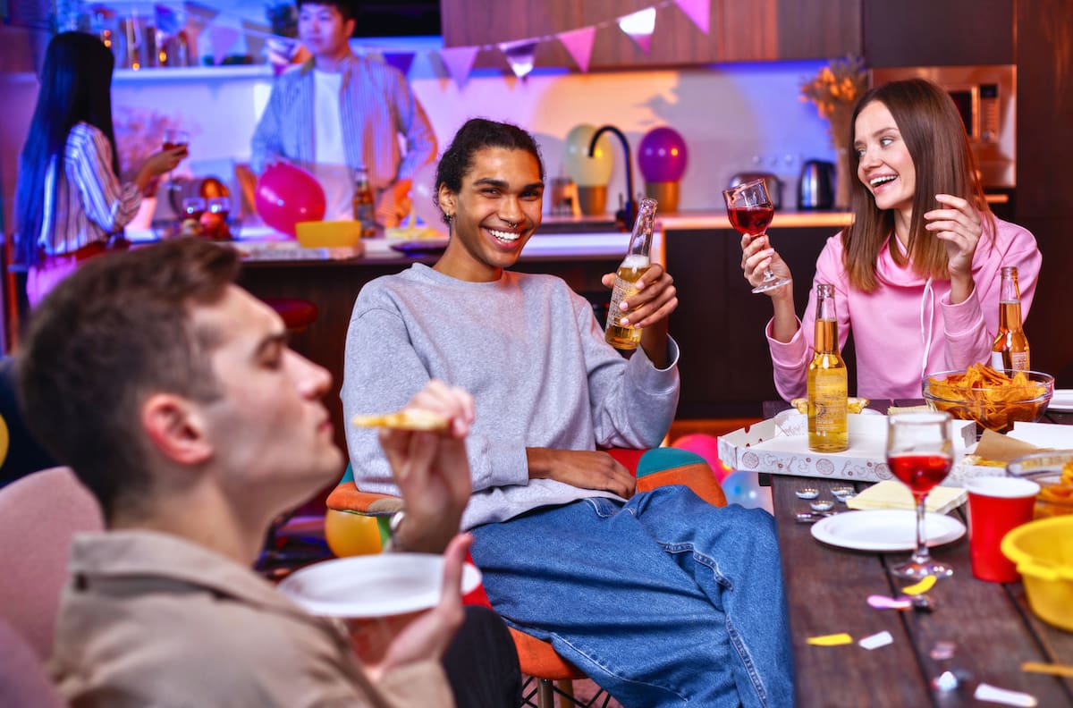El restobar que ofrece más de 300 juegos de mesa para capear el frío en Santiago