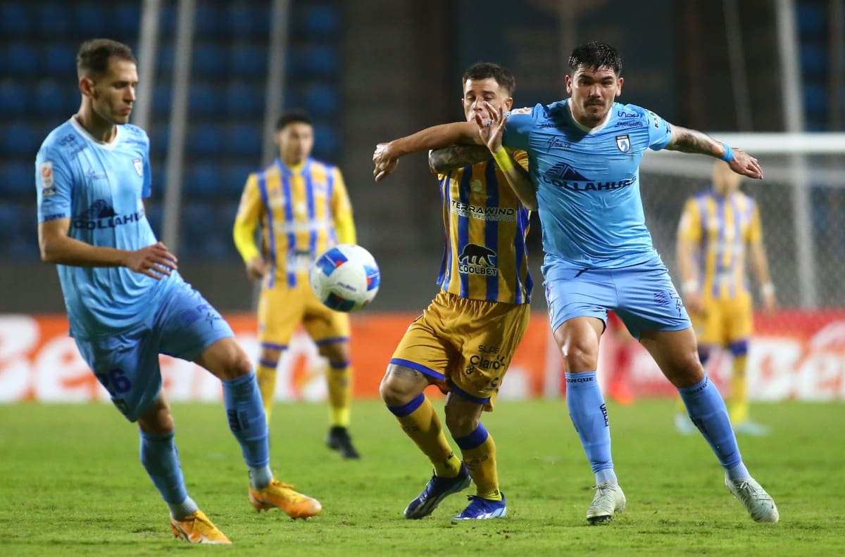 Iquique estalla contra el arbitraje y muestra cómo le quedó la pierna a Luis Casanova