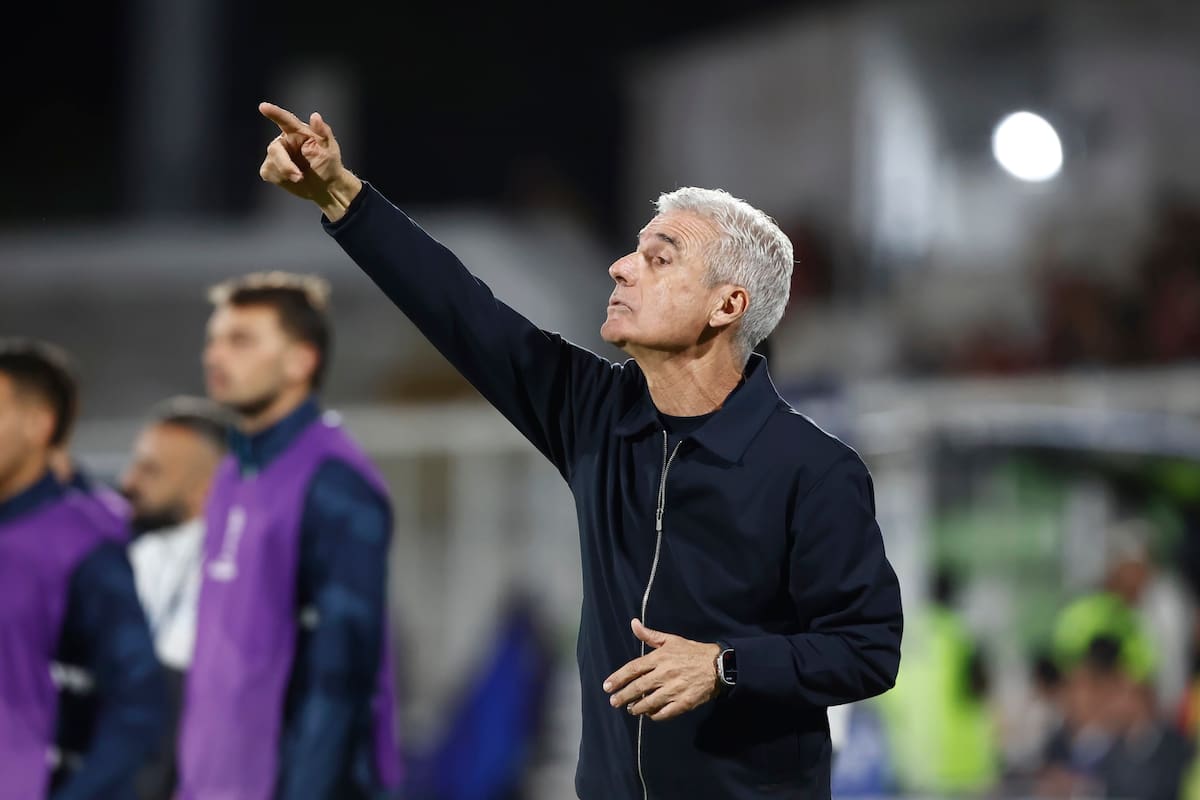 El DT de Gremio intentando comunicarse con sus jugadores previo al tercer penal fallado por Carlos Vinicius. Foto: Agencia Aton.