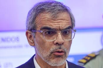 Confirman que Manuel Monsalve viajó a Biobío en avión institucional tras la denuncia: ¿Qué dijo Luis Cordero?