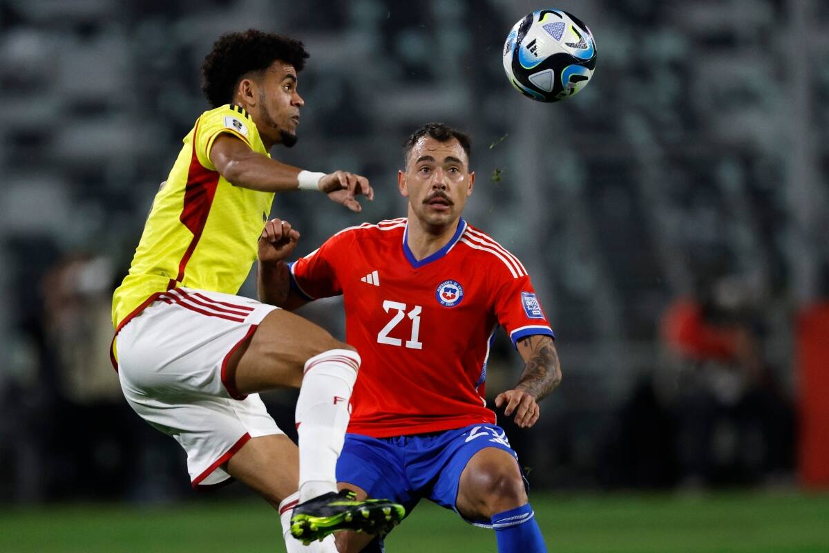Luis Díaz enfrentando a Chile con la marca de Matías Catalán
