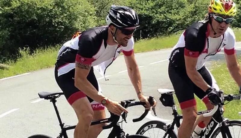 En una de sus pasiones: el ciclismo.