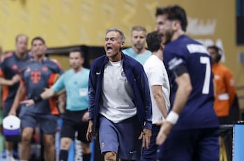 El insólito motivo por el que Luis Enrique sería sancionado si dirigiera en el fútbol chileno