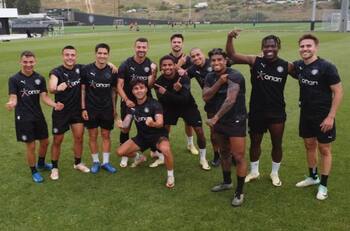 Hace un año lo desechó la U, se hizo figura en su nuevo equipo y ya prepara su segundo año en Europa