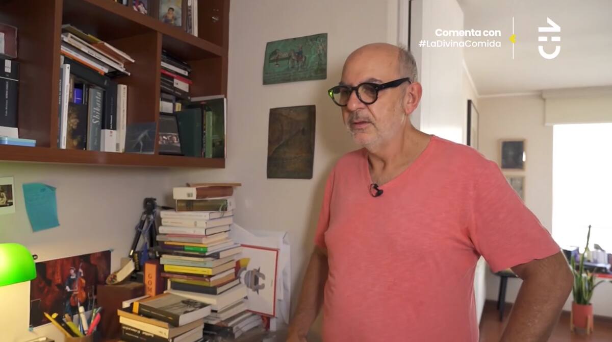 Luis Gnecco mostró el departamento donde está viviendo, el cual está lleno de arte, libros y muebles prestador por un reconocido actor.