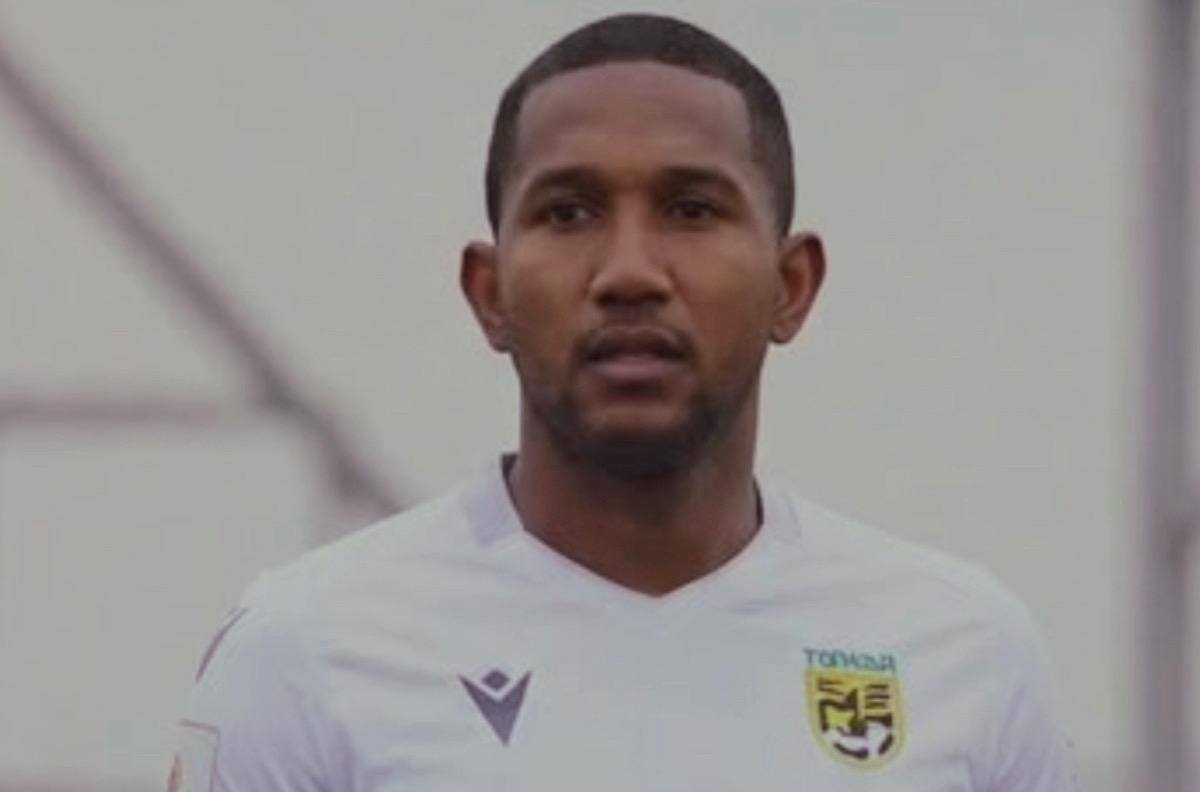 VIDEO | Luis Guerra sorprende y fue presentado como estrella en club de exótica liga
