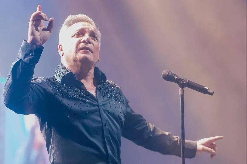 El cantante compartió su emoción a través de las redes sociales.
