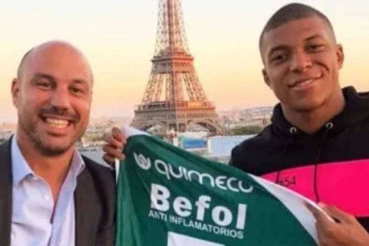 La fotografía entre Luis Marco Ferrer y Kylian Mbappé fue tomada en 2018. (Sarmiento de Junín)