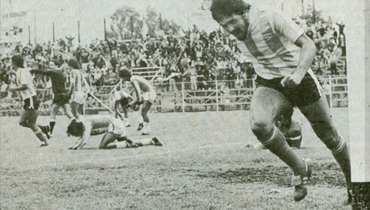 Celebrando uno de sus tantos goles en Magallanes. El centrodelantero antofagastino la rompió en el equipo albiceleste.
