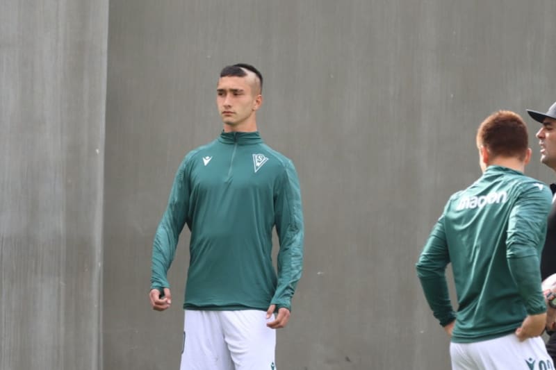 Luis Margas recibió el tradicional "bautizazo" por su primera citación. Crédito: @swanderers.