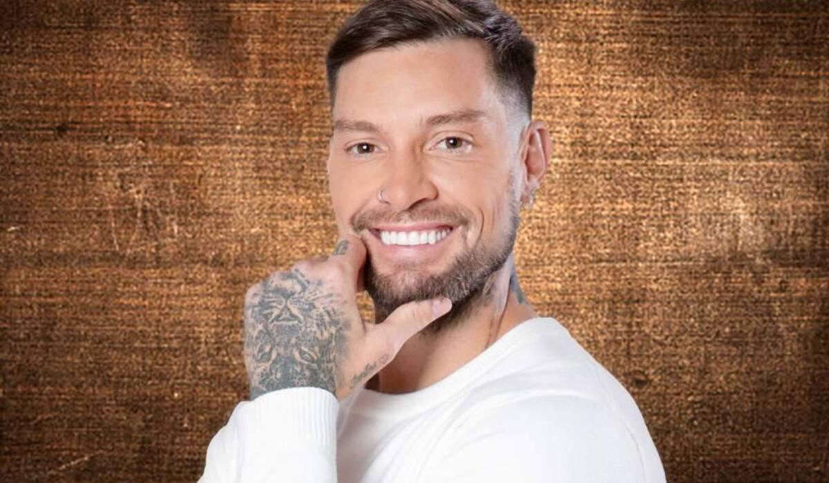 es captado con otra mujer.