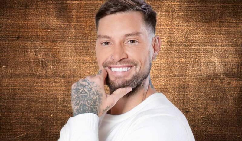 es captado con otra mujer.