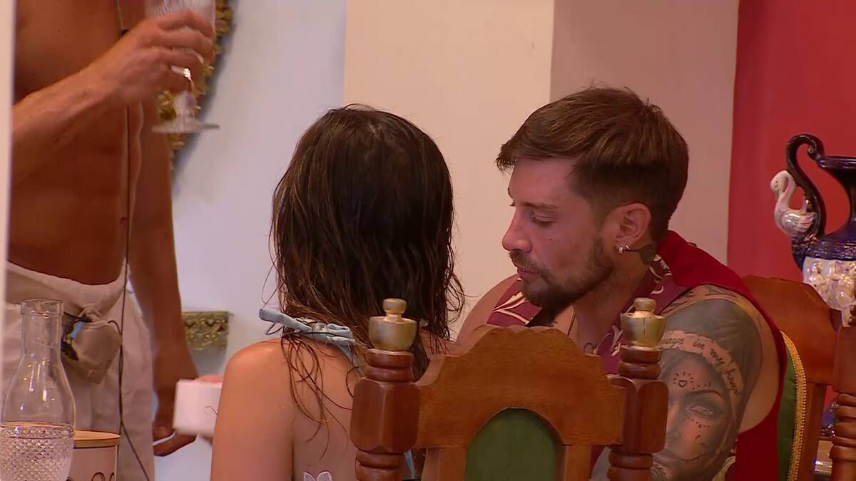 Luis Mateucci recibió un vaso de agua en la cabeza por parte de Fabio Agostini.
