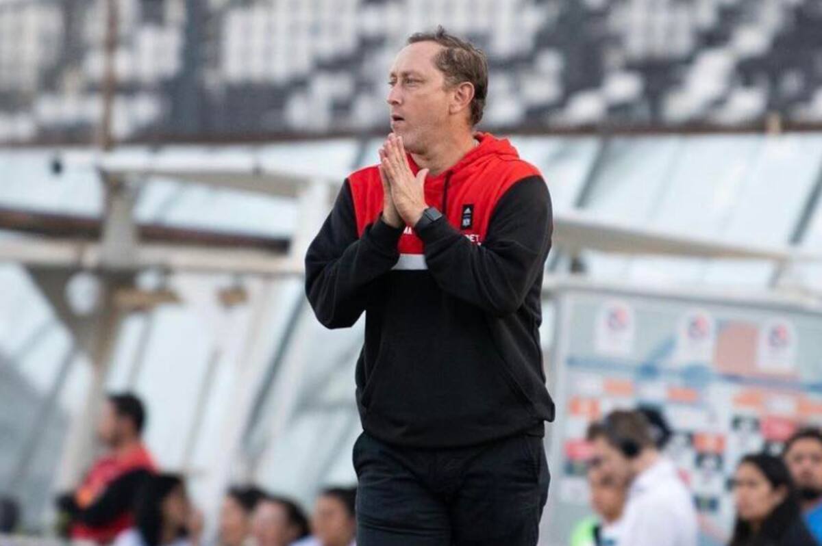 El entrenador Luis Mena dirigiendo su último partido en el equipo femenino de Colo Colo. (Foto: @colocolofemenino)