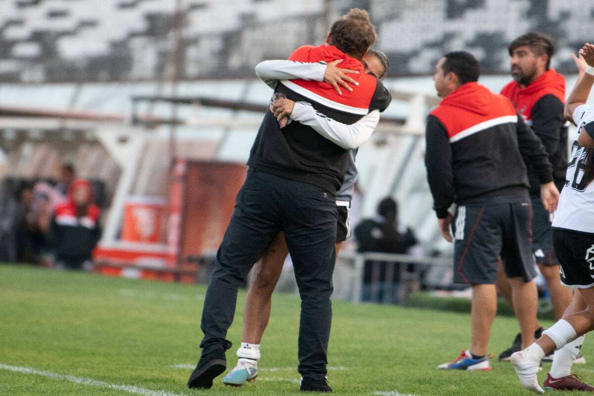 Luis Mena fue blanco de todo el cariño del plantel de Colo Colo. Foto: Prensa Colo Colo.