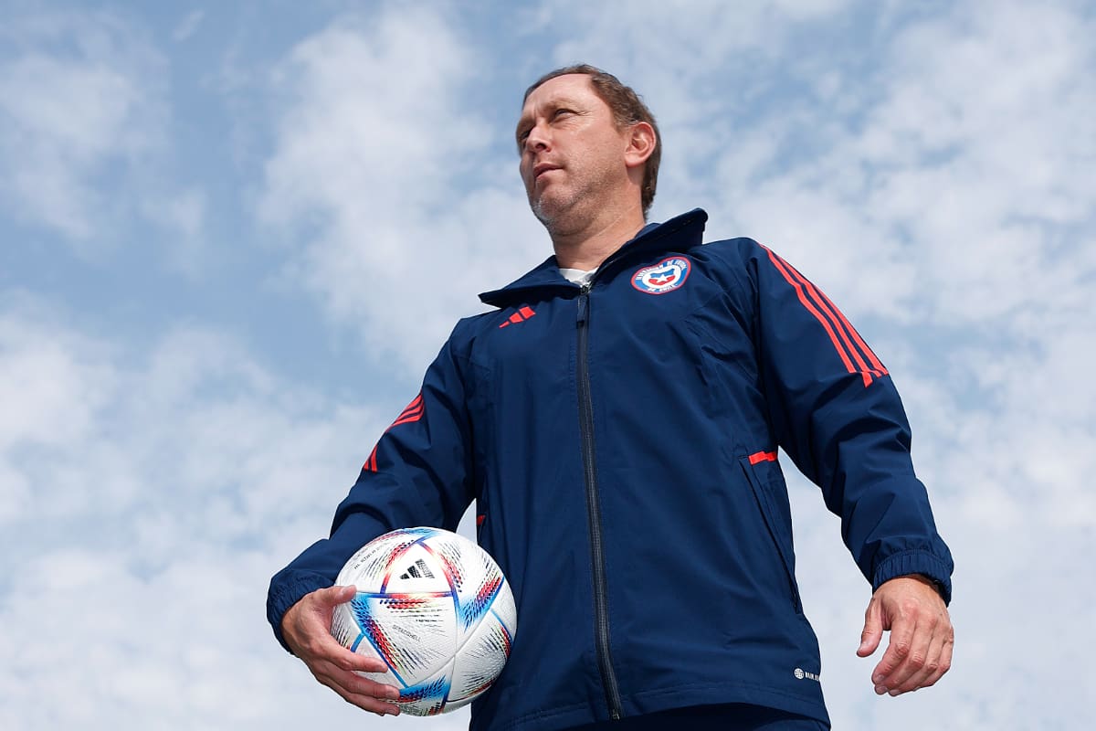 El entrenador de la Selección Chilena tuvo una charla en exclusiva con En Cancha, en que analizó, entre otros temas, la contingencia nacional. El DT de La Roja va más allá del fútbol. Fotos: Comunicaciones / Federación de Fútbol de Chile.
