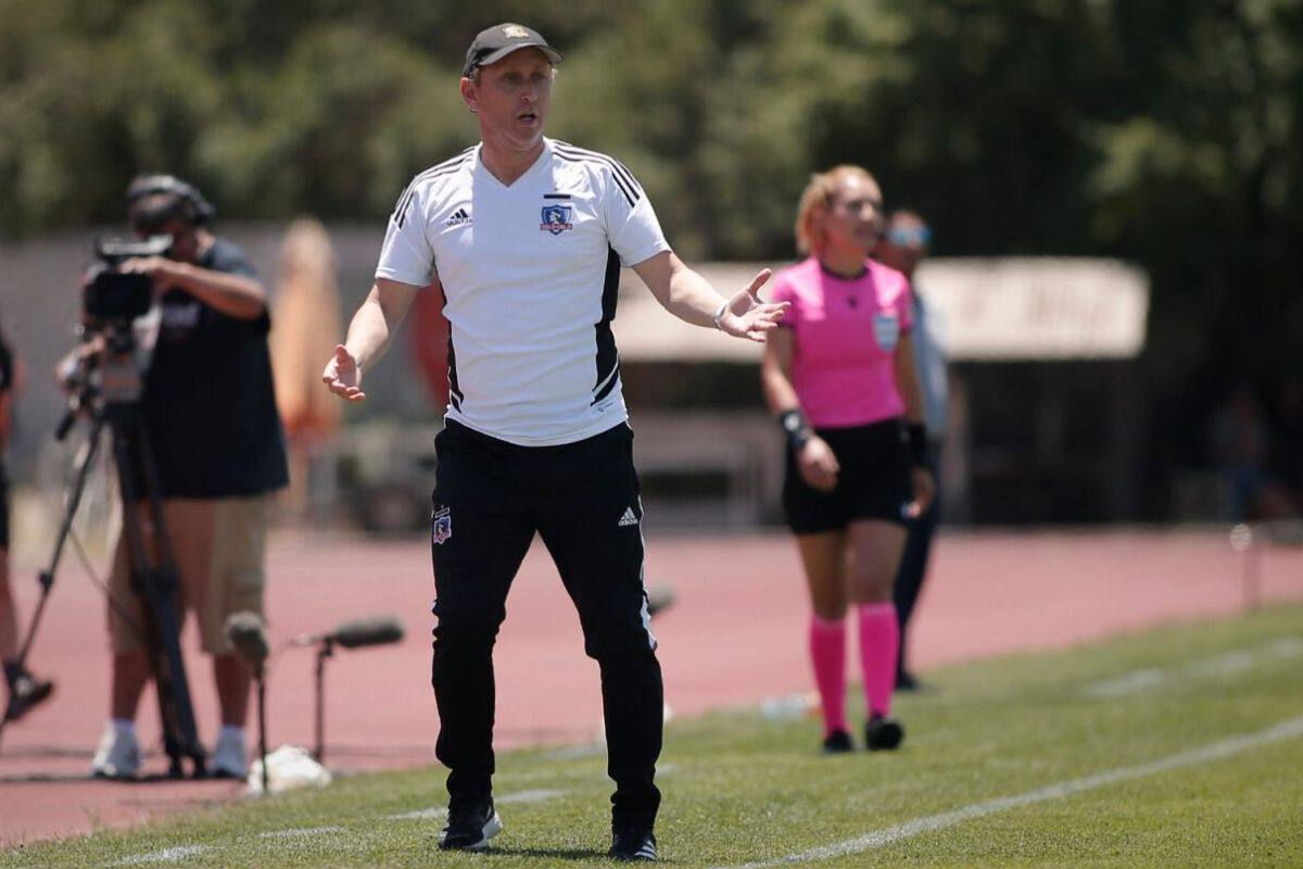 El DT en su época en el primer equipo de Colo Colo Femenino. Foto: Prensa Colo Colo.