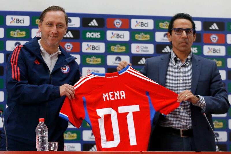 El ex Colo Colo dirige a la Roja Femenina desde mayo del 2023.