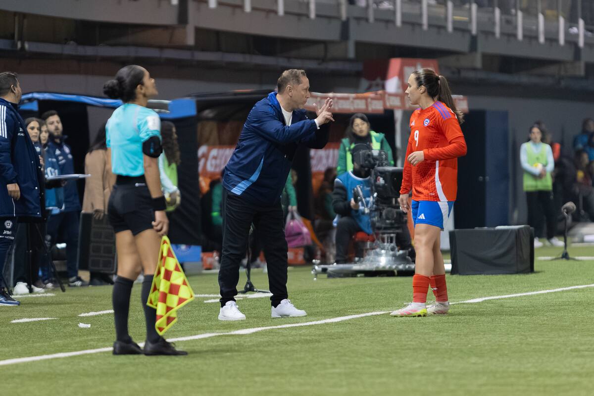 El director técnico de la Selección Chilena Femenina, en el duelo amistoso ante Bolivia por la Liga de Naciones Femenina. Foto: Felipe Escobedo/En Cancha.