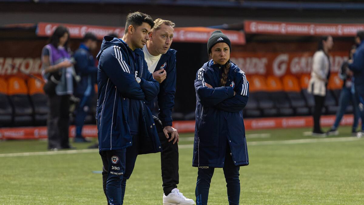 FIFA obligará a tener mujeres en las bancas del fútbol femenino: ¿Cómo están La Roja y los grandes de Chile?