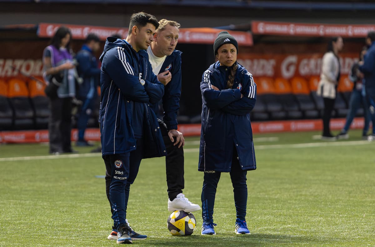 FIFA obligará a tener mujeres en las bancas del fútbol femenino: ¿Cómo están La Roja y los grandes de Chile?