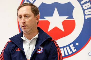 Luis Mena asumió las culpas por el descalabro con las arqueras de La Roja y se refirió a quién tomará el puesto