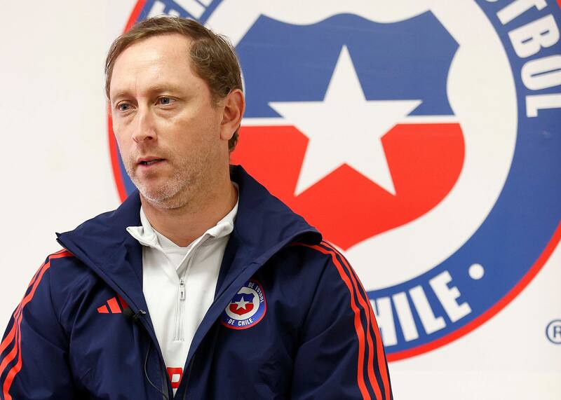 El entrenador asumió culpas por el bochorno de las arqueras de La Roja. Fotos: Comunicaciones / Federación de Fútbol de Chile.