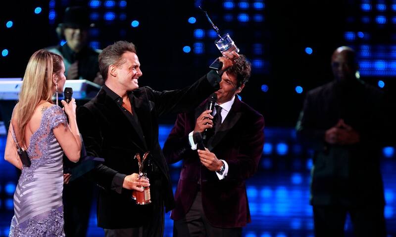 Luis Miguel recibiendo la Gaviota de Platino en el Festival de Viña 2012
