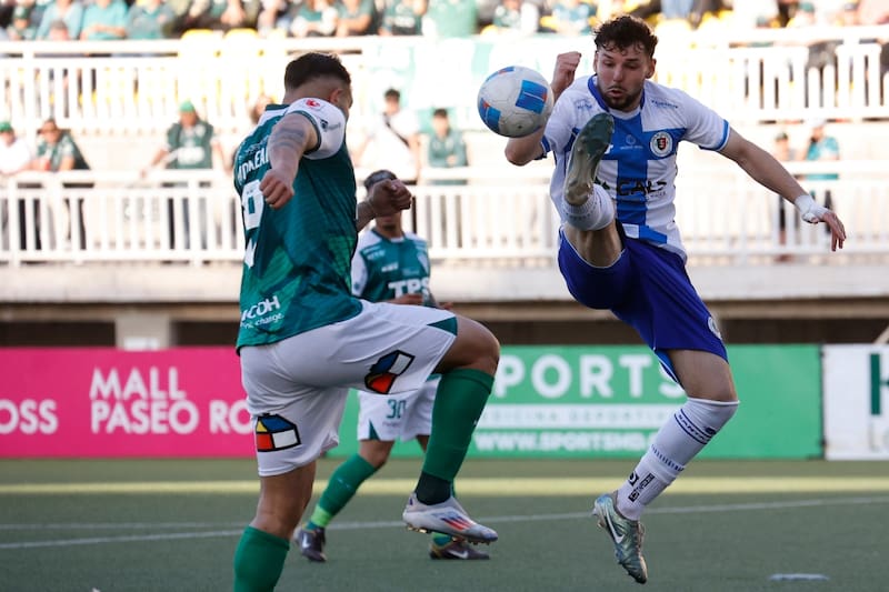 . El canterano de la UC con la camiseta de Deportes Santa Cruz este 2025. Foto: Agencia Aton.