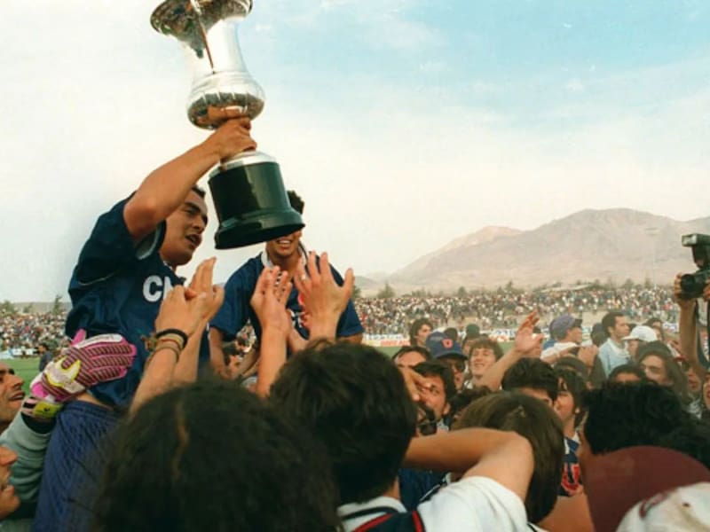 Levantando el título del torneo luego de 25 años.