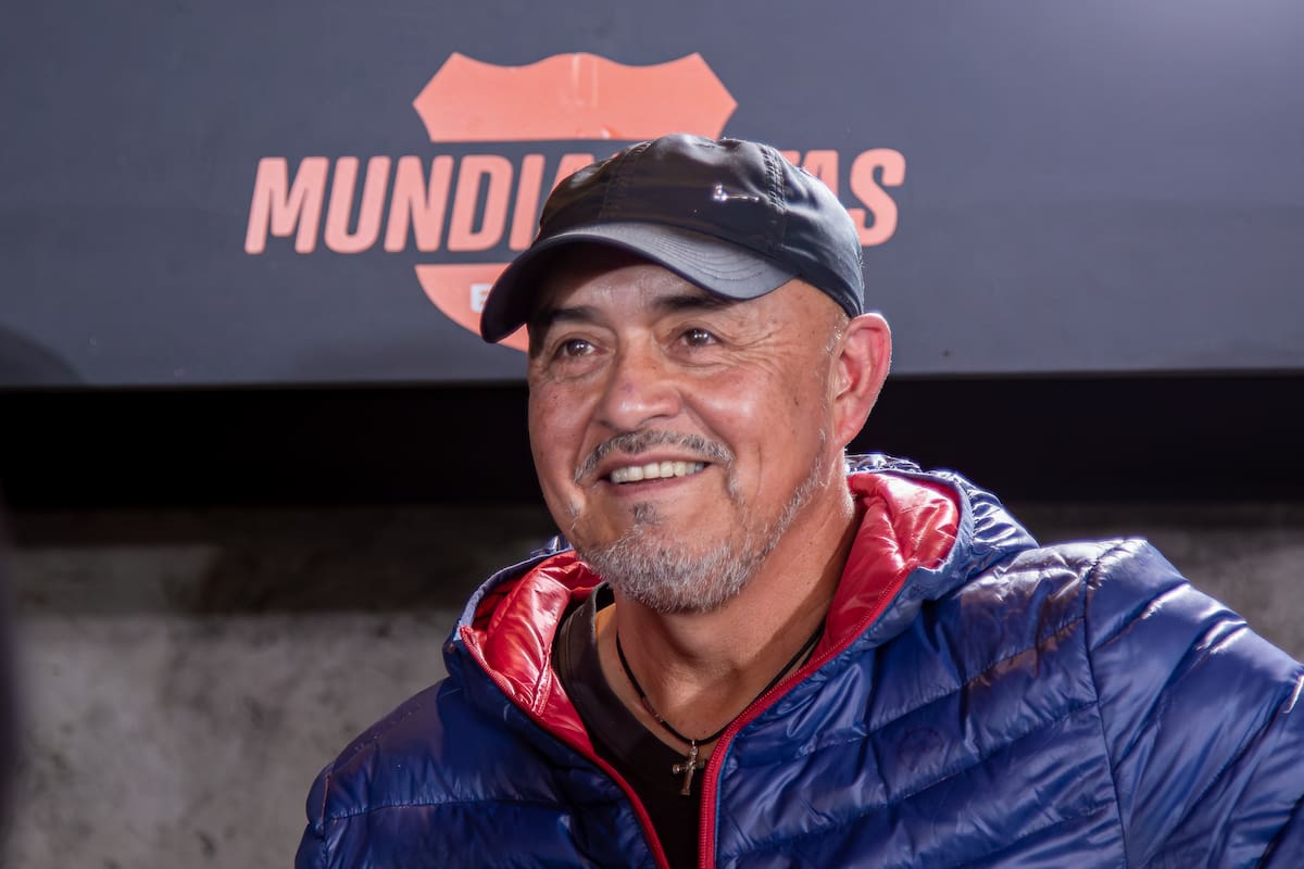 Invitado de Juvenal Olmos a los estudios de En Cancha.