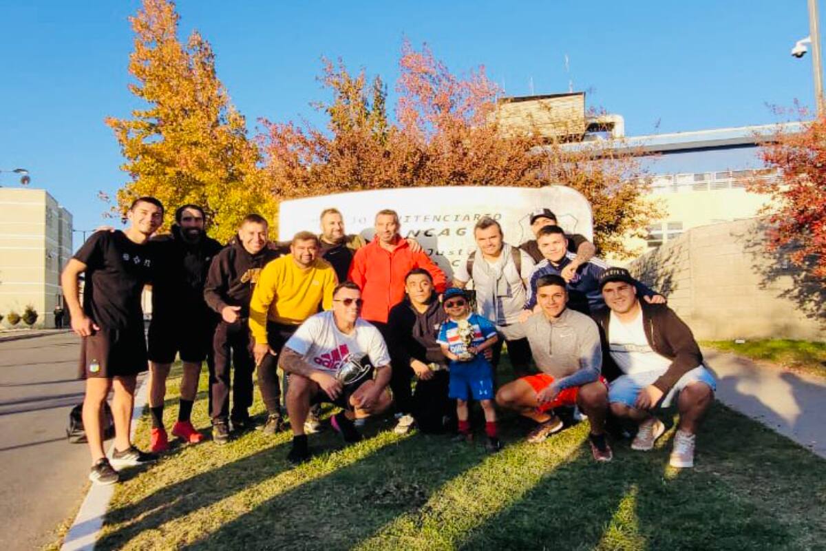 Ex compañeros de profesión visitaron al ex futbolista que cumple condena por hoimicidio.