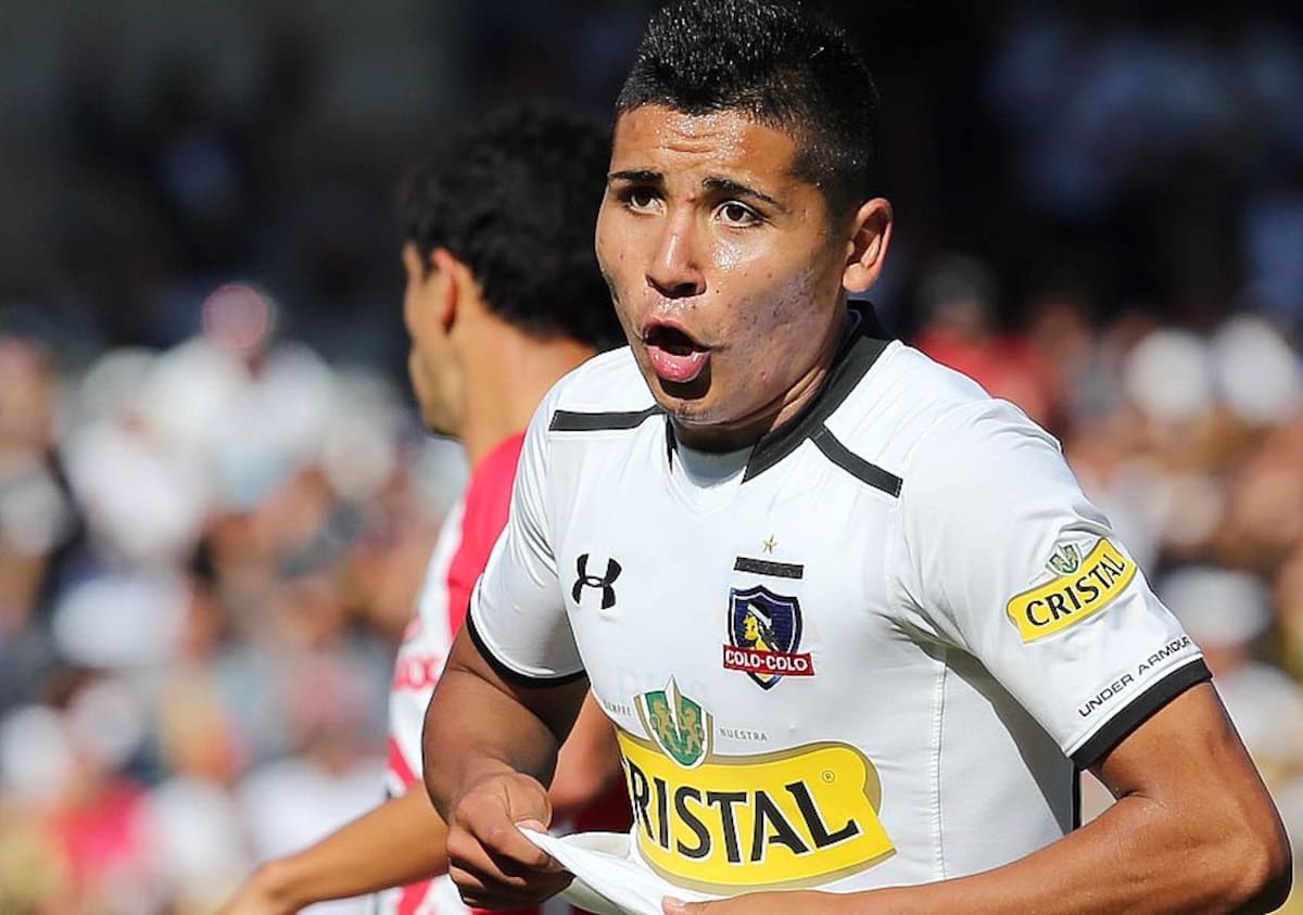 vistiendo la camiseta de Colo Colo.
