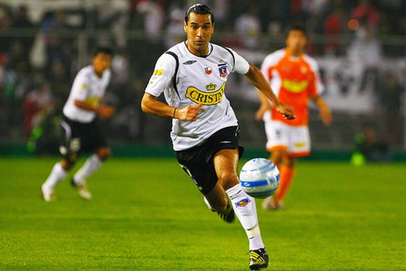 Luis Pedro Figueroa con la camiseta de Colo Colo.
