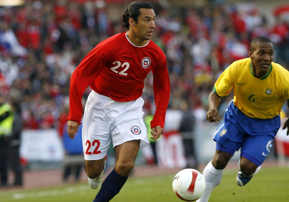 Luis Pedro Figueroa vistiendo la camiseta de La Roja.