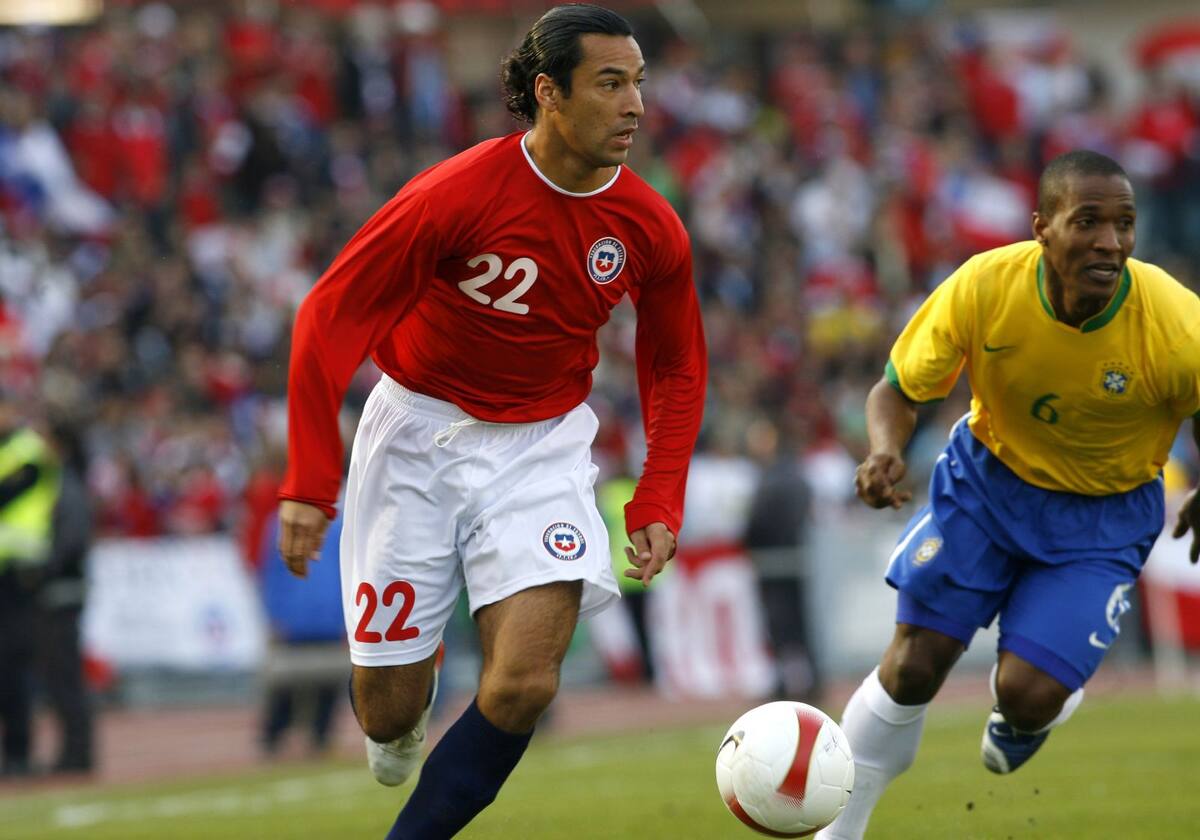 Luis Pedro Figueroa vistiendo la camiseta de La Roja.