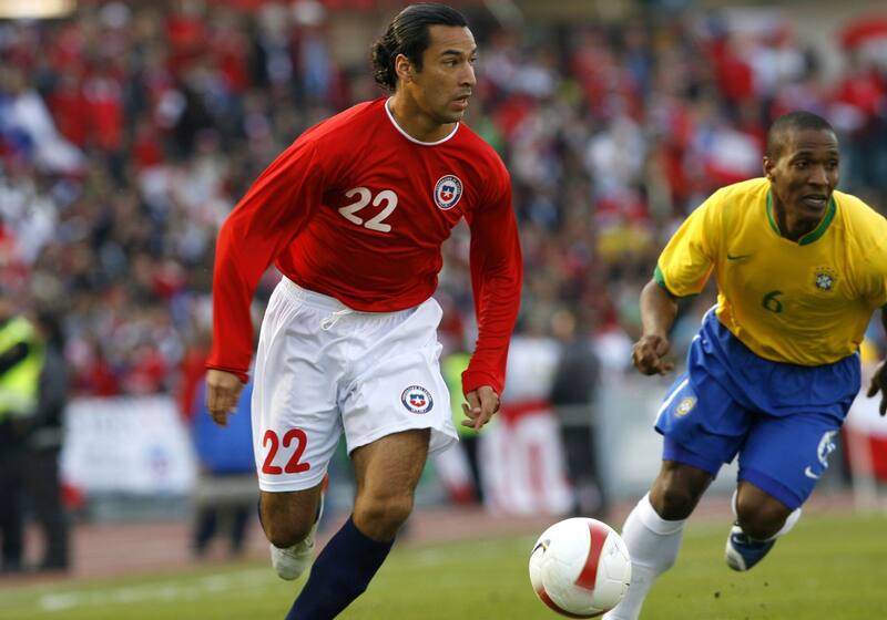 Luis Pedro Figueroa vistiendo la camiseta de La Roja.