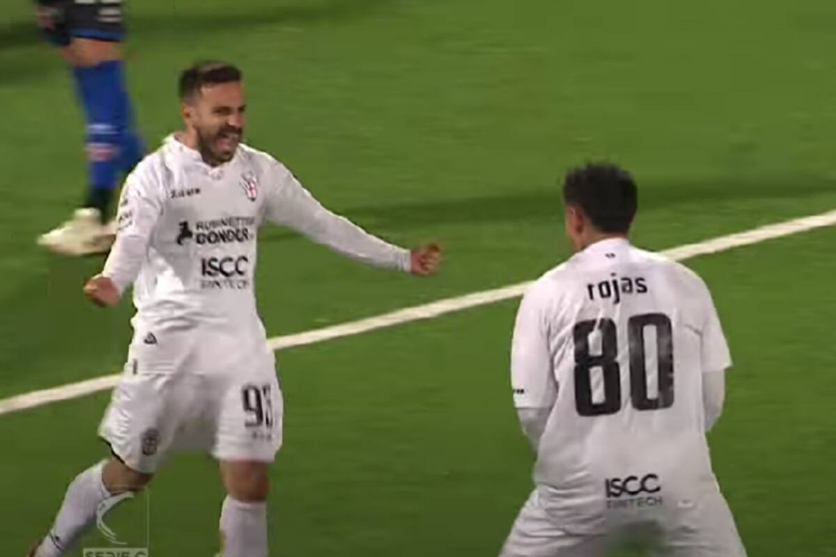 celebrando su nuevo gol en el Pro Vercelli