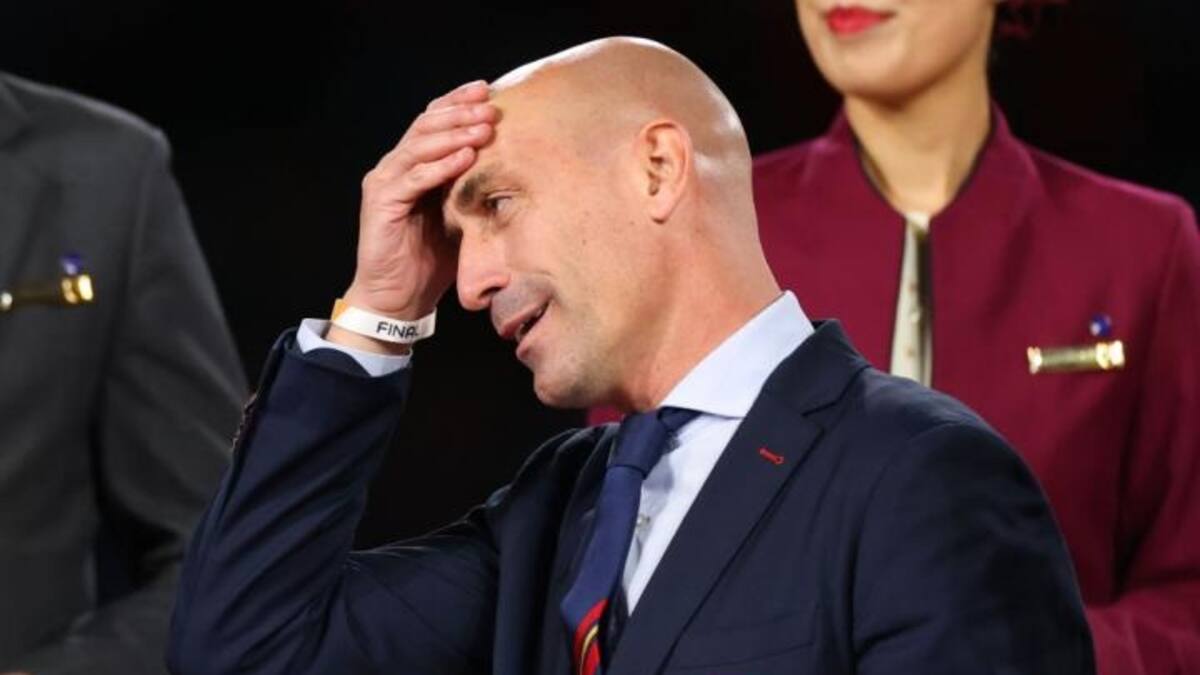 A lo Sergio Jadue: Ex presidente del fútbol español con orden de detención goza en las playas en República Dominicana