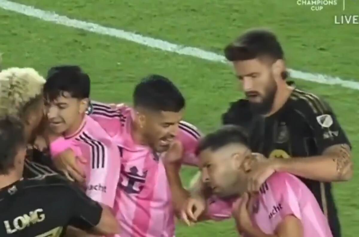 VIDEO: ¡Insólito! Luis Suárez volvió a los mordiscos… y con un compañero