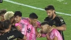 VIDEO: ¡Insólito! Luis Suárez volvió a los mordiscos… y con un compañero