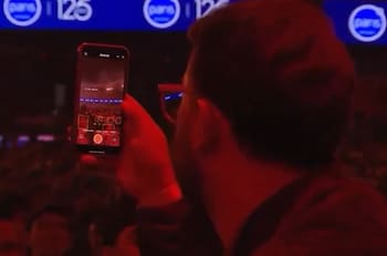 Fail: Pillan a famoso periodista de Mega filmando parte del show de Duki en Viña 2025... pero nunca le dio a grabar