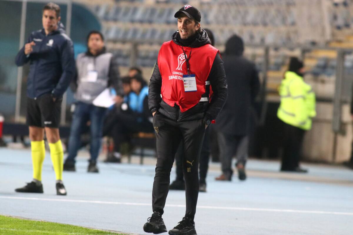 Zubeldía dirigiendo a Liga de Quito ante Magallanes en la Copa Sudamericana (Foto: Photosport)