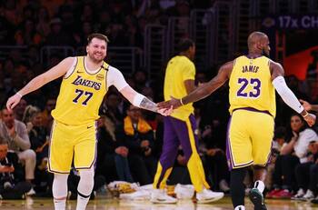 VIDEO | La jugada calcada de Lebron James y Luka Doncic que es furor en la NBA