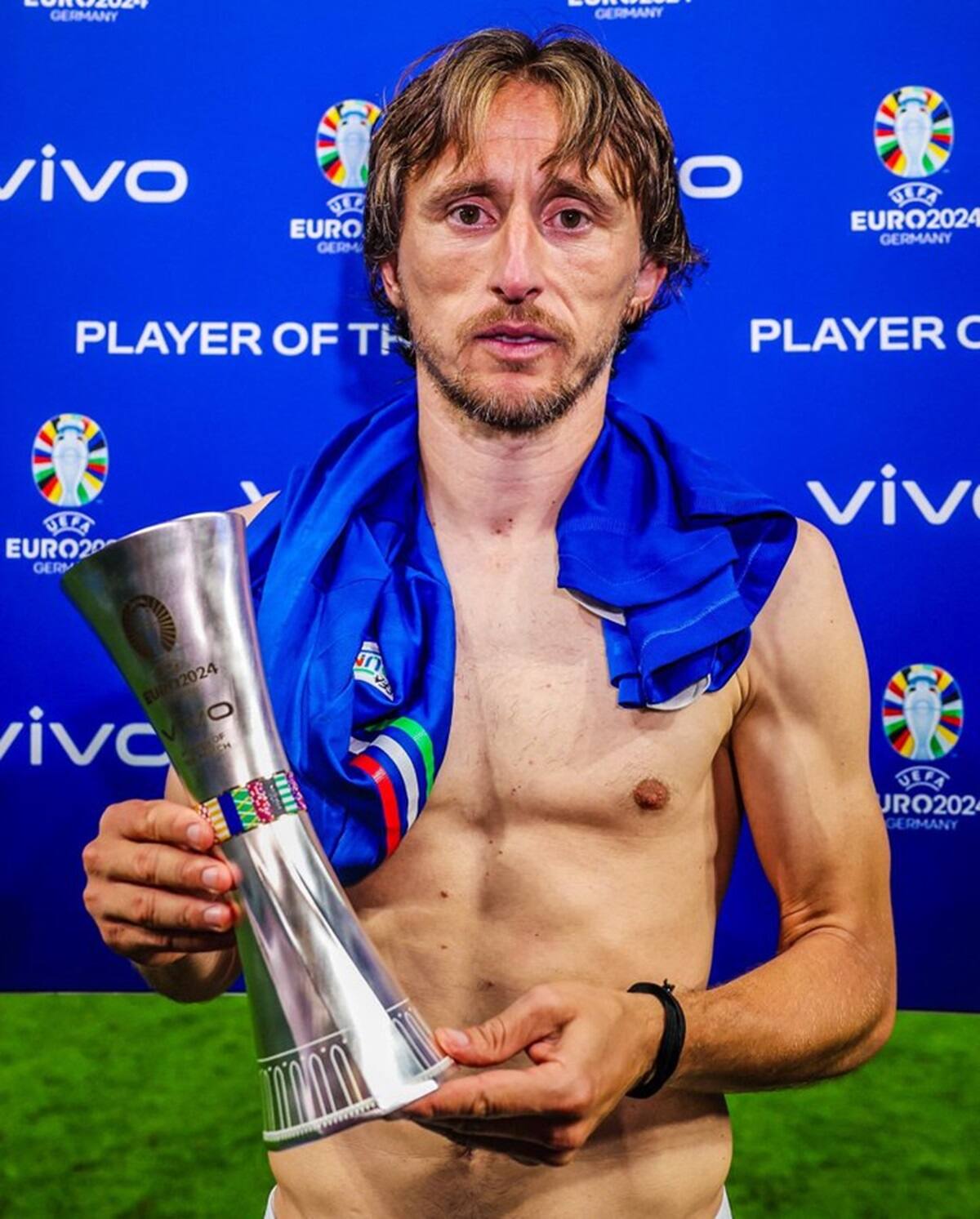 Luka Modric posó para la foto con el trofeo del MVP del partido.