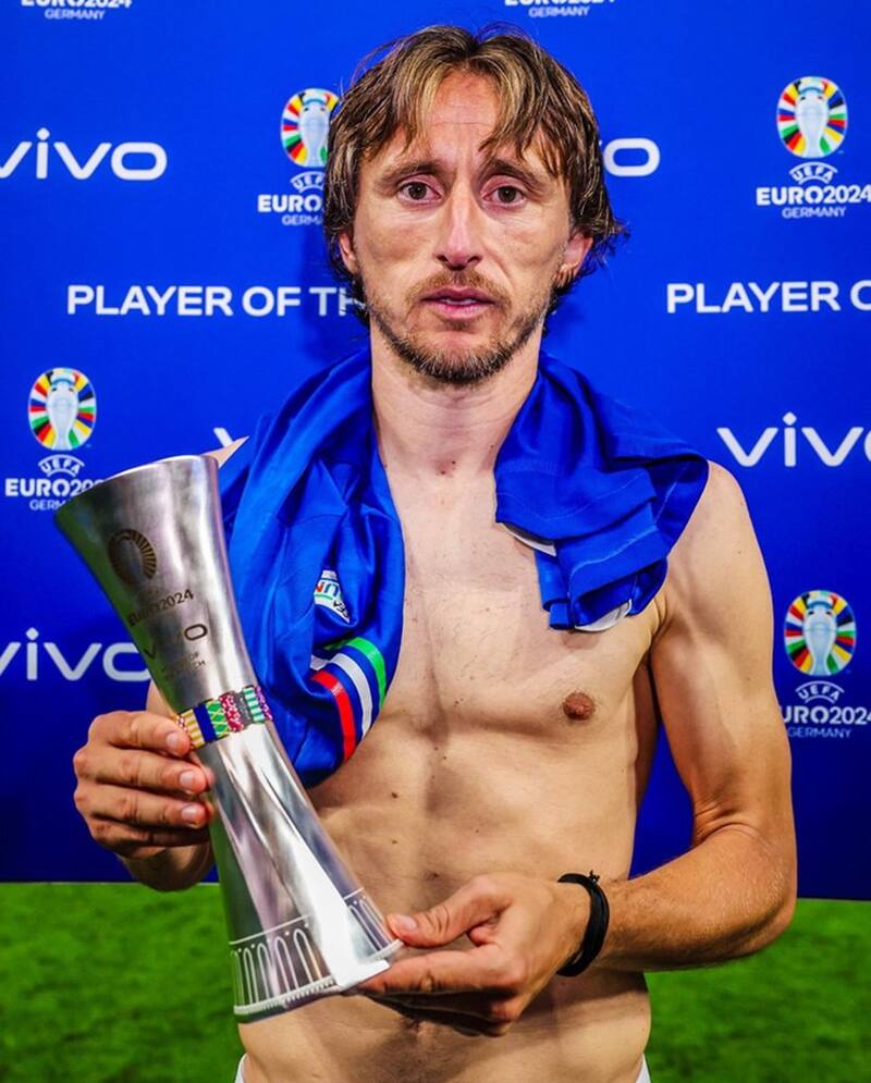 Luka Modric posó para la foto con el trofeo del MVP del partido.