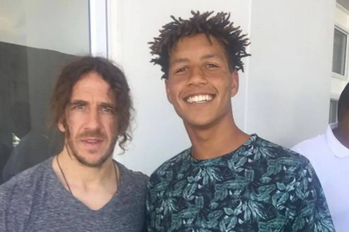 Luke Fleurs junto a su ídolo, Carles Puyol.