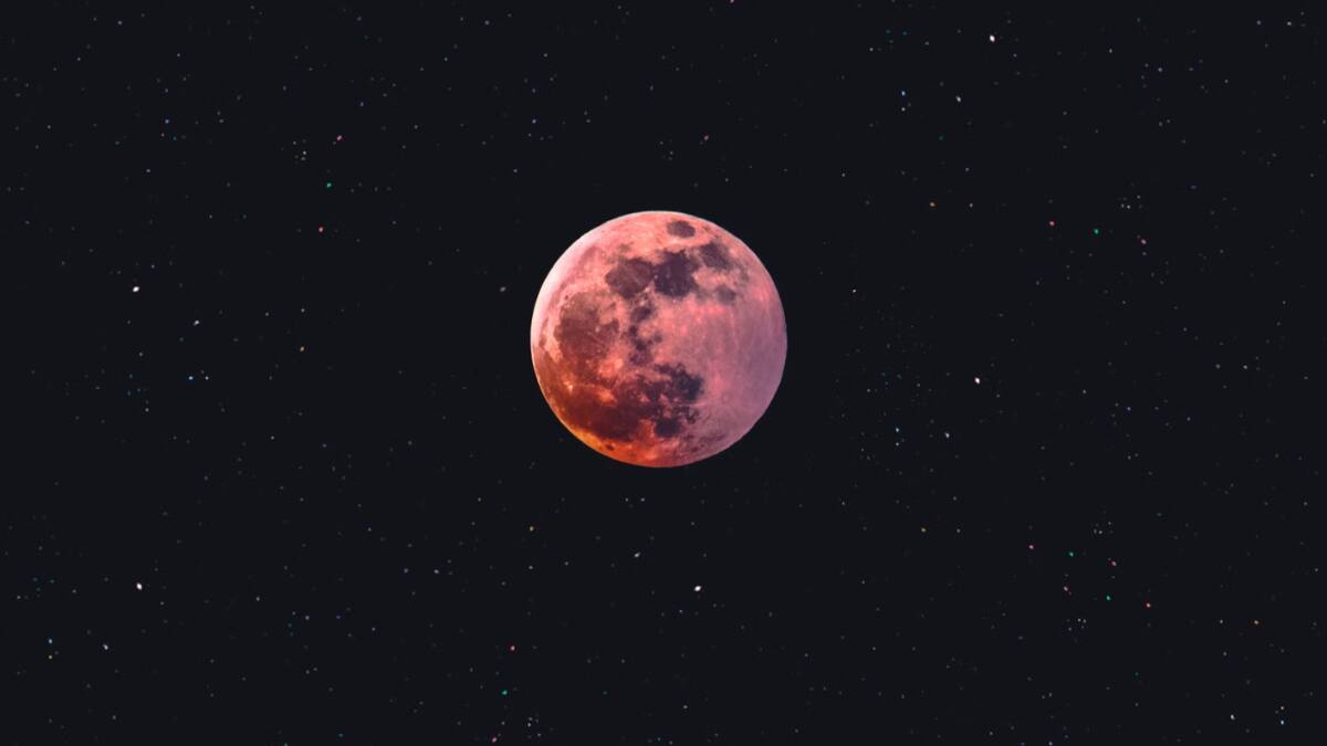 ¿Qué es la Luna de Fresa y cuándo se podrá ver en Chile?